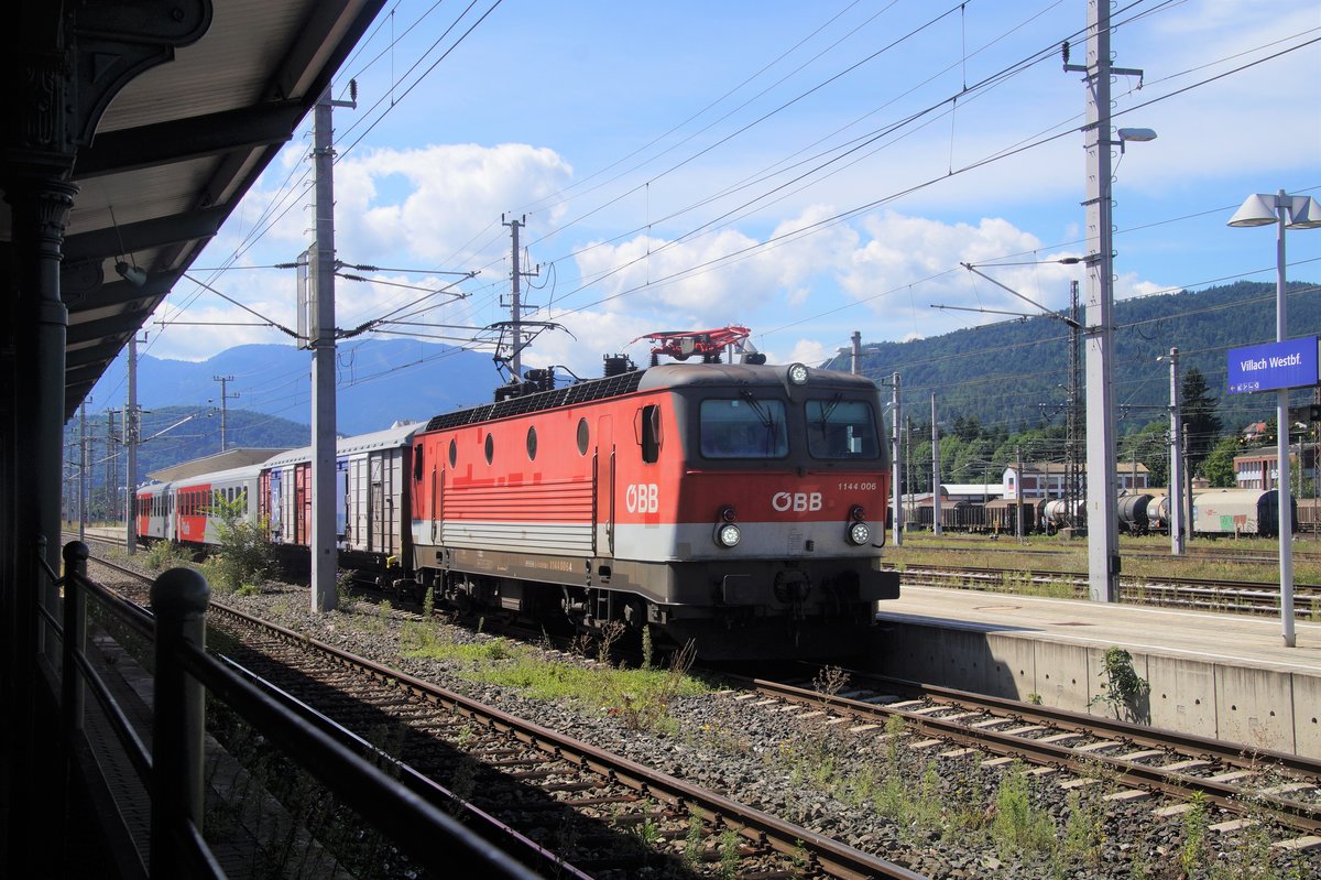 1144 006 mit Zug 4312 der S1 (Rosenbach-Feldkirchen) bei der Ausfahrt aus dem Bahnhof Villach West.
15.08.2019