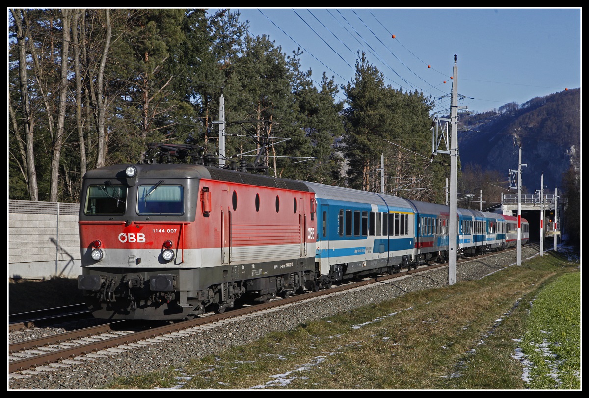 1144 007 mit EC151 bei Stübing am 11.01.2019.