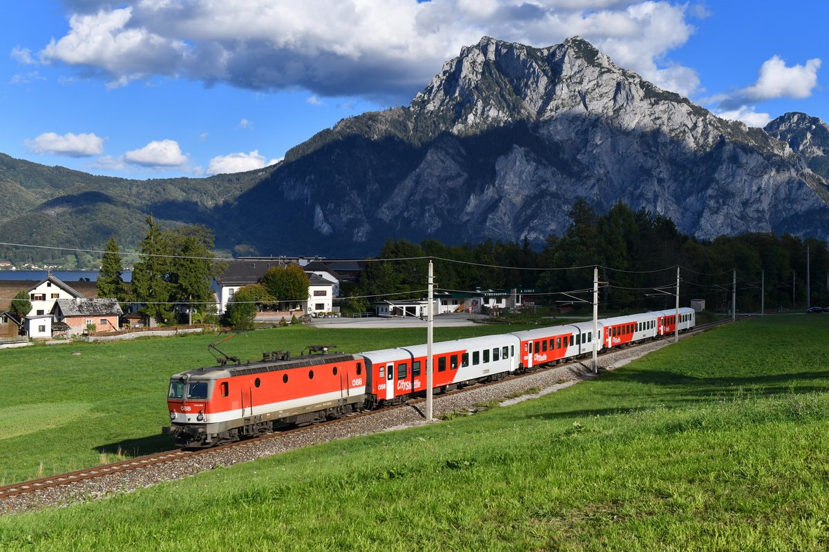 1144 008 mit einem REX am 25.09.2018 bei Altmünster. 