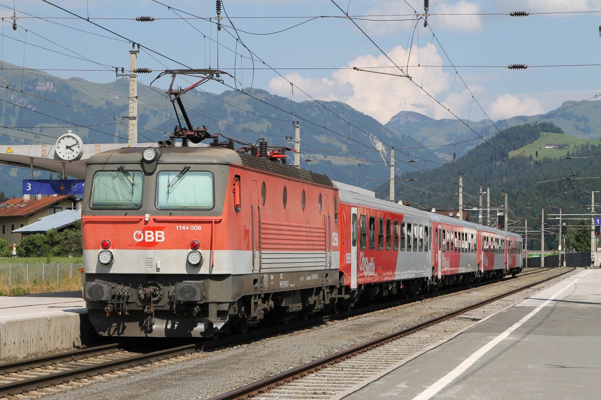 1144 008 mit S 1513 Wrgl Hauptbahnhof-Salzburg Hauptbahnhof auf Bahnhof Kirchberg im Tirol am 25-7-2013.