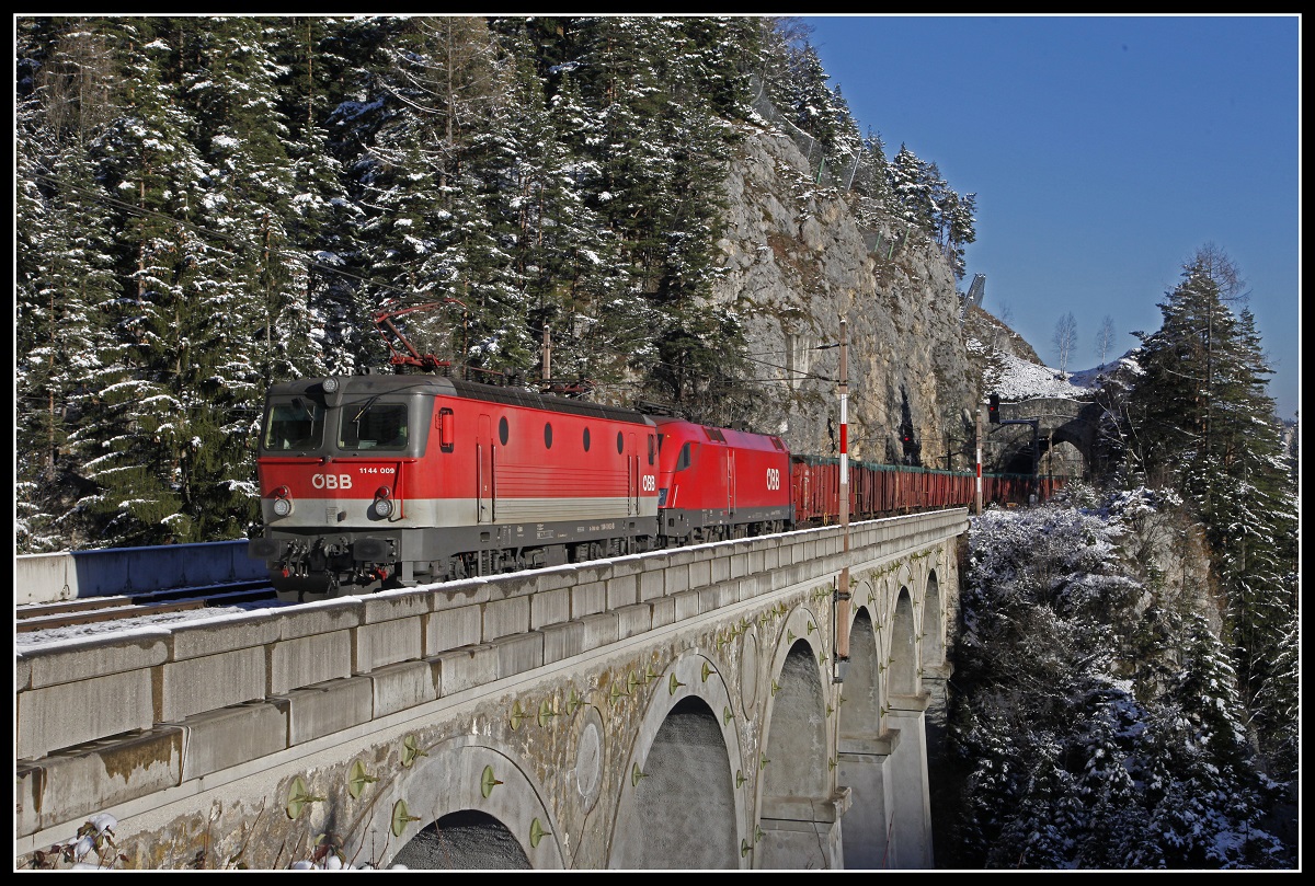 1144 009 + 1116... mit einem Güterzug am Krauselklauseviadukt am 29.11.2018.