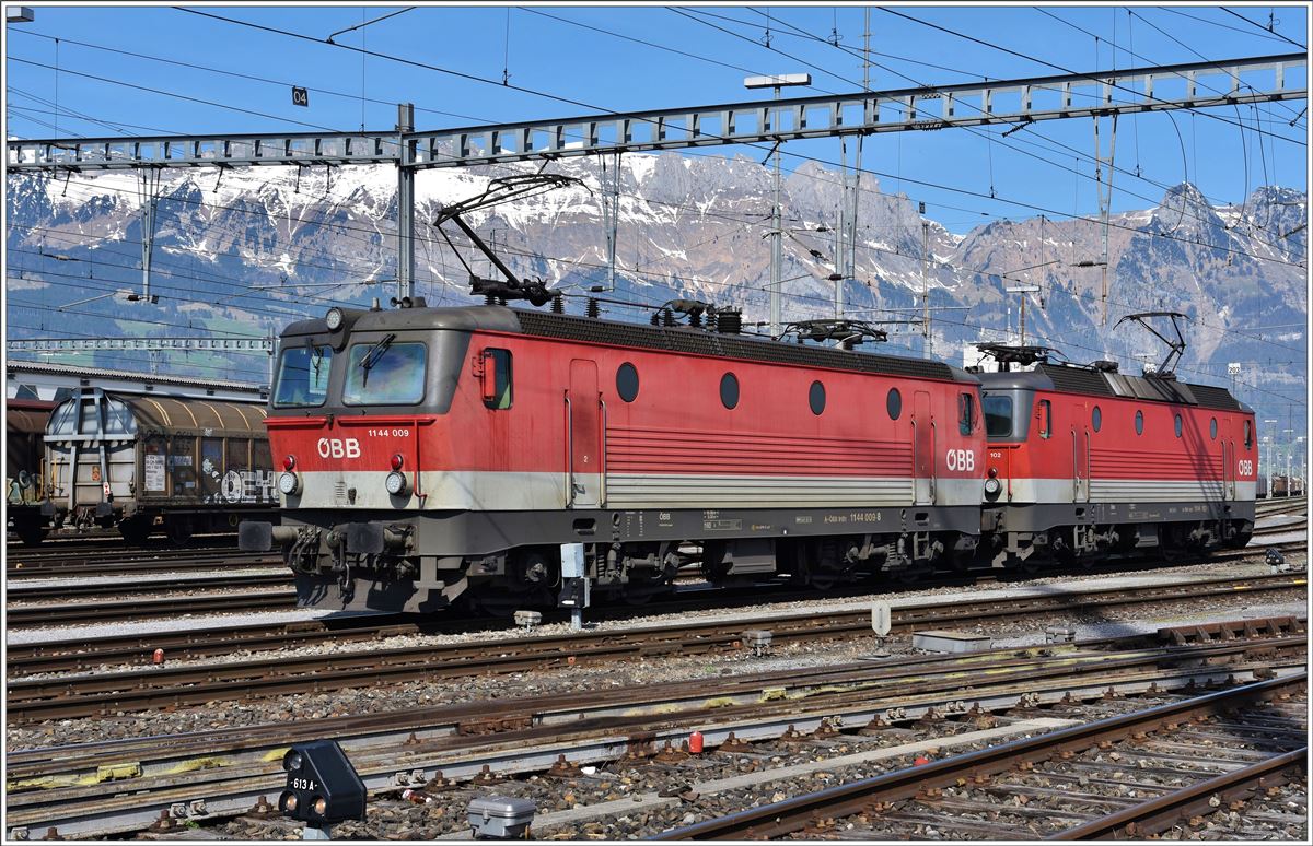 1144 009-8 + 1144 102-1 in Buchs SG. Im Hintergrund der Alpstein zwischen Mutschen und Saxerlücke. (23.03.2017)