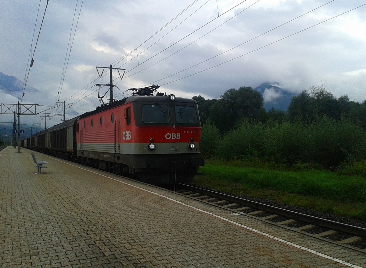 1144 010-6 mit einem Güterzug in Richtung Lienz am 3.9.2015 bei der Einfahrt in Greifenburg-Weißensee.