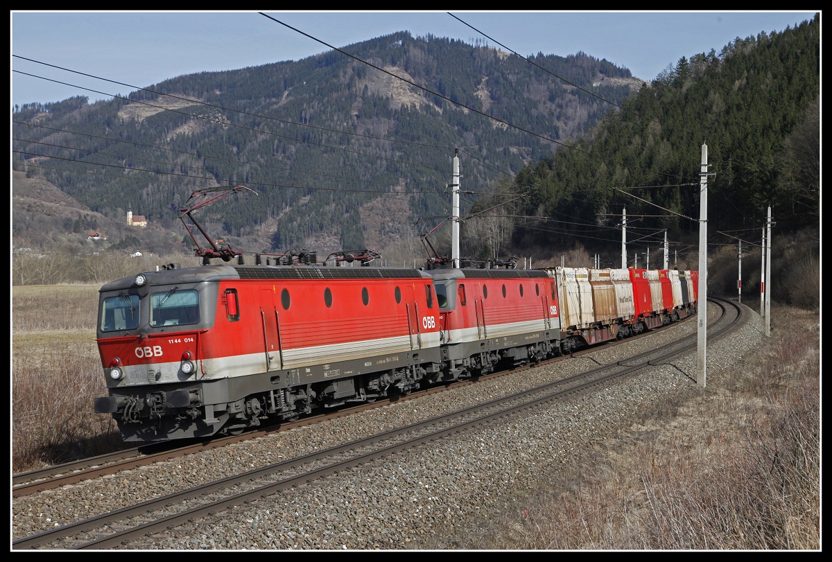 1144 014 + 1144 010 mit Güterzug bei Niklasdorf am 5.03.2020.