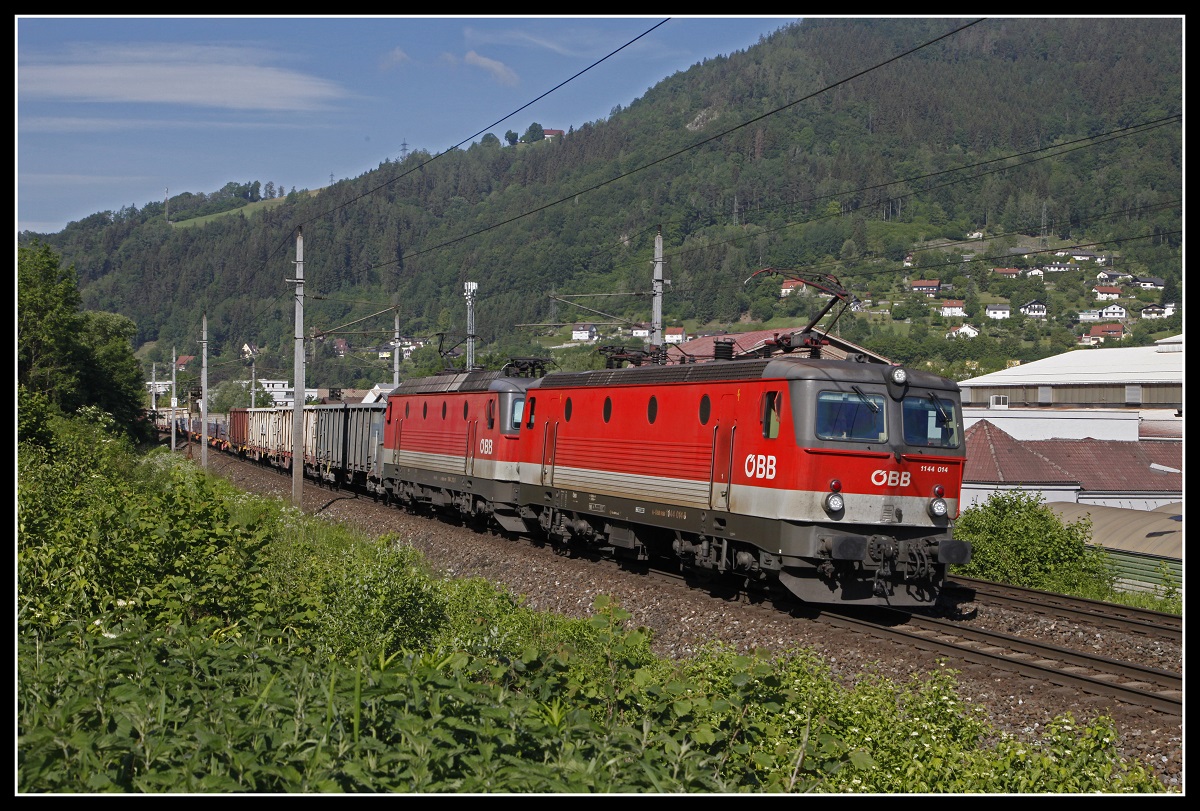 1144 014 + 1144 212 mit Güterzug bei Kapfenberg am 3.06.2020.