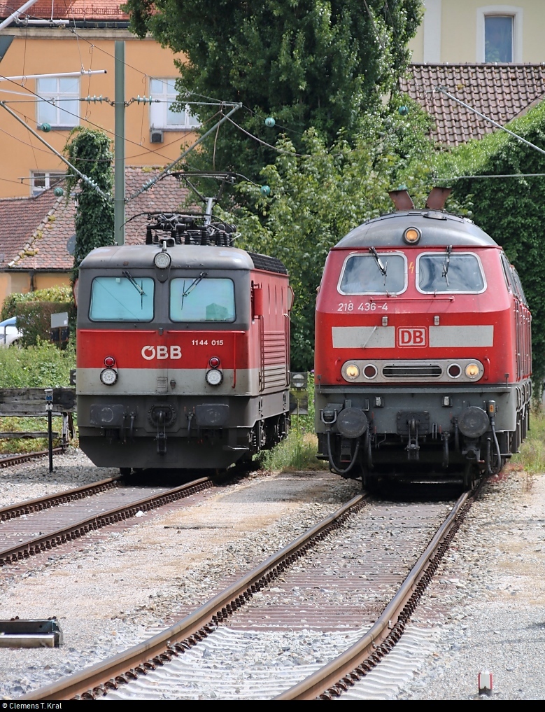 1144 015-5 ÖBB und 218 436-4 der Südostbayernbahn (SOB) (DB Regio Bayern) sind in Lindau Hbf abgestellt.
Aufgenommen am Ende des Bahnsteigs 1/2.
[11.7.2018 | 14:58 Uhr]