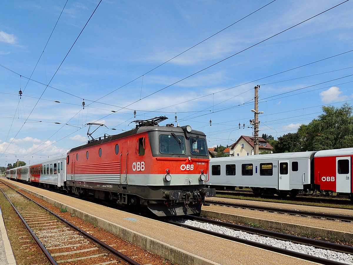 1144 015-5 trifft mit R/REX 5921 am Bahnhof Schrding ein; 130824