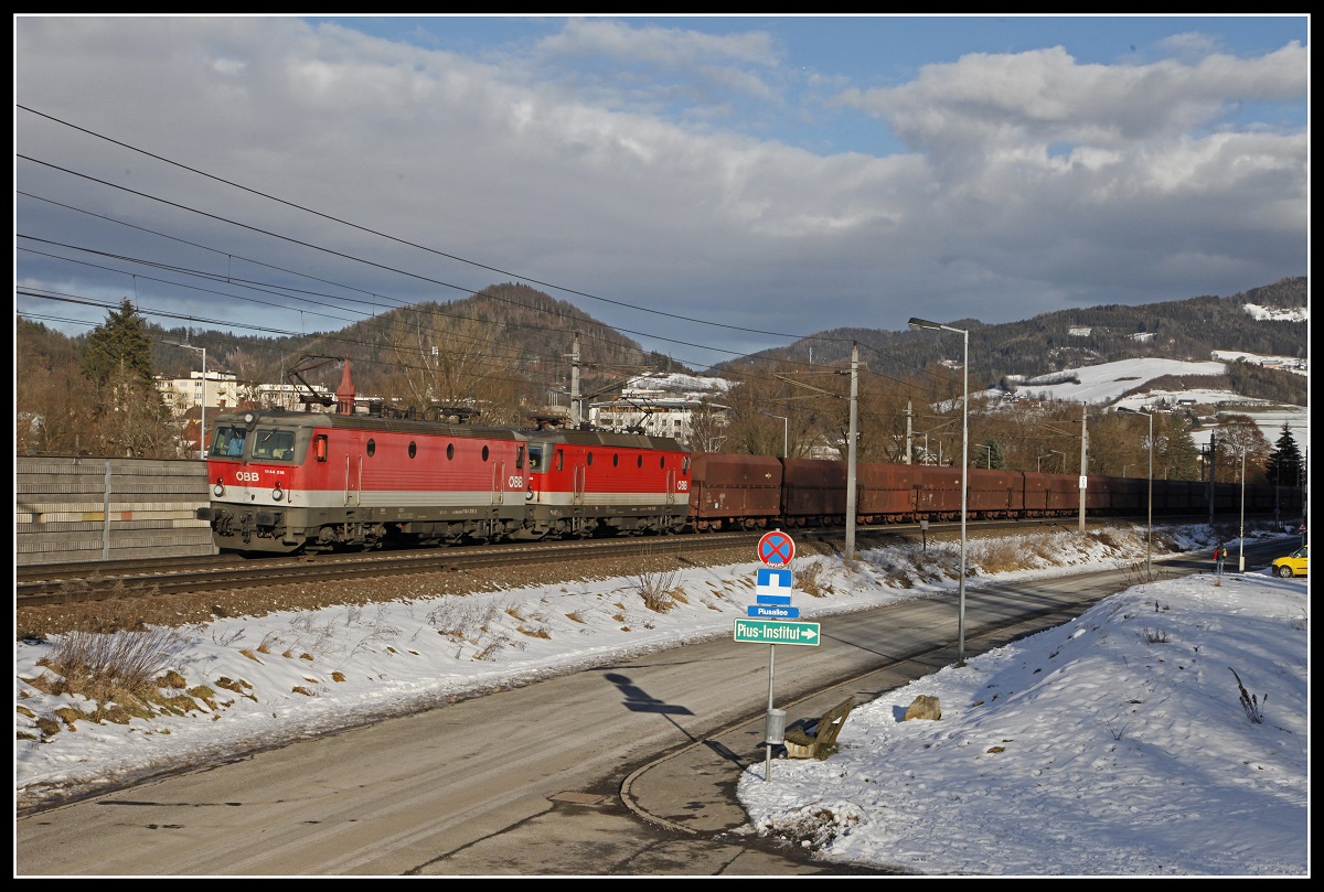 1144 016 + 1144 108 mit Güterzug bei Bruck/Mur am 29.01.2019.