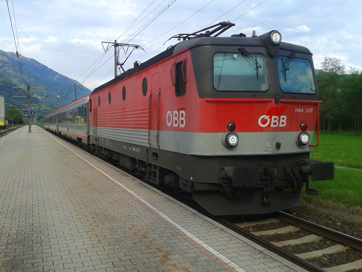 1144 017-1 mit D 735 (Villach Hbf - Lienz) beim Halt in Greifenburg-Weißensee. (8.5.2015)