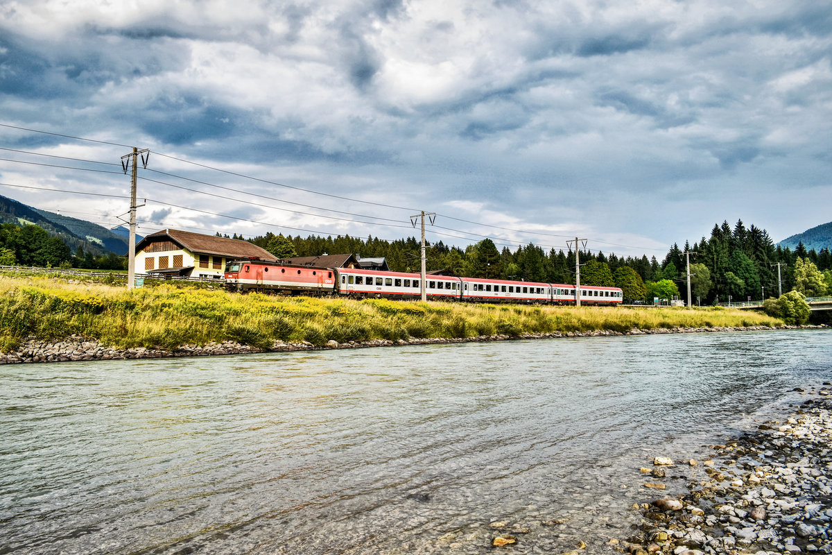 1144 020-5 durchfährt mit dem D 735 (Villach Hbf - Lienz), die Haltestelle Berg im Drautal.
Aufgenommen am 2.8.2018.