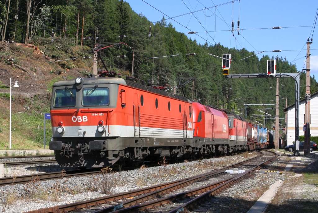 1144 021-3, 1116 057-1 und 1144 096-5 fahren am 15.August 2019 mit dem DG 54703 (Wien Zvbf. - Graz Vbf.) durch den Bahnhof Semmering.