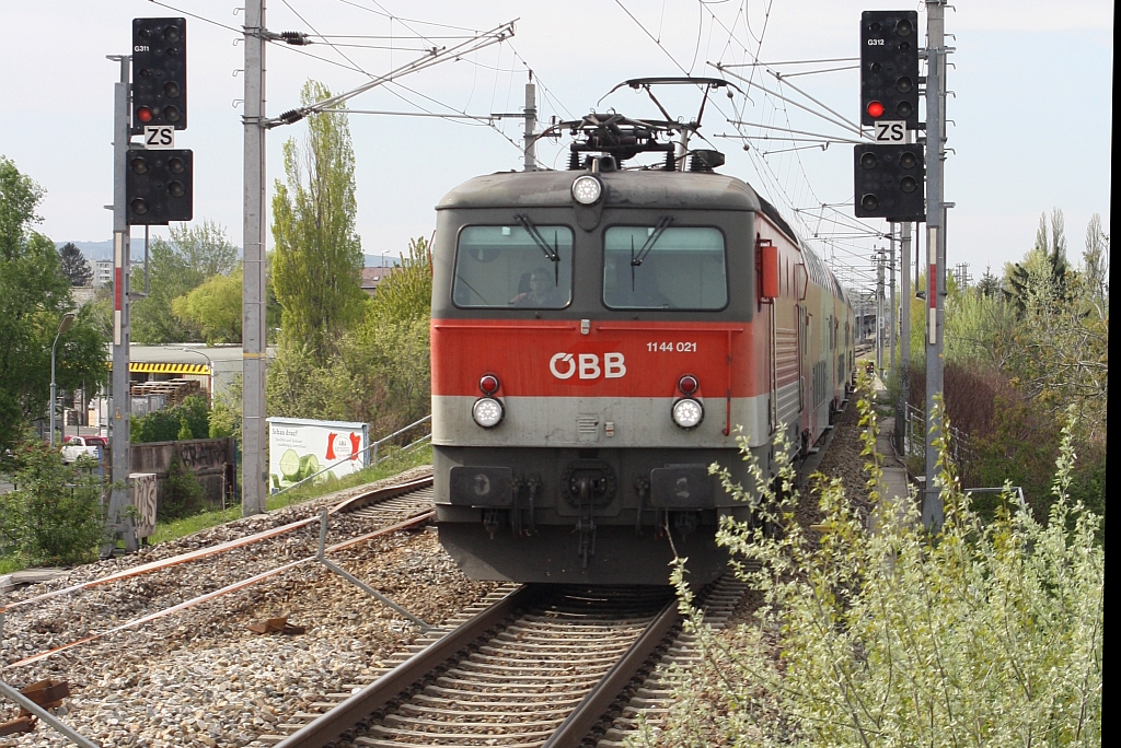 1144 021-3 nähert sich am 22.April 2015 der im Umbau befindlichen Hst. Brünnerstrasse.