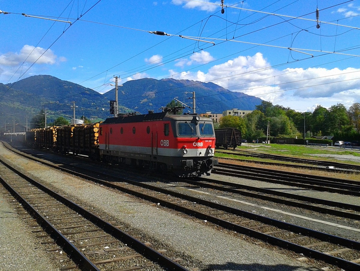1144 023-5 mit einem Güterzug im Bahnhof Lienz. Aufgenommen am 20.9.2015 aus dem SR 14843.
