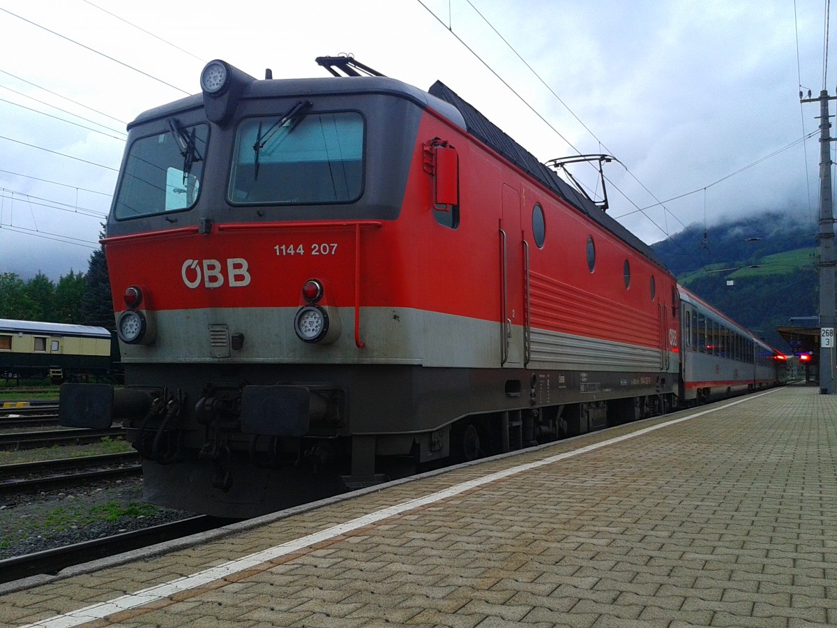 1144 025-4 mit dem für den nächsten Tag bereitgestellten D 736 (Lienz - Villach Hbf). Hier zu sehen am 15.5.2015 in Lienz.