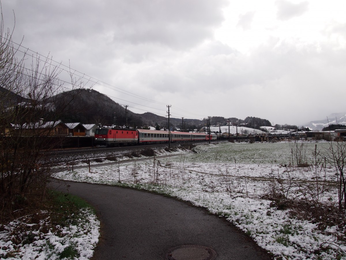 1144 025 fährt als IC 512 von Graz Hbf nach Salzburg Hbf. Am 01.04.15 kurz vor Elsbethen.