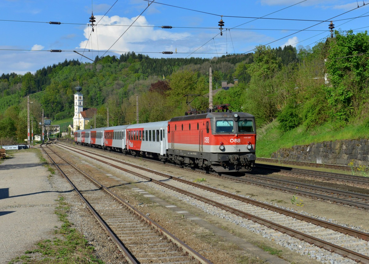 1144 026 mit einem REX nach Linz am 25.04.2014 bei der Einfahrt in Wernstein am Inn.