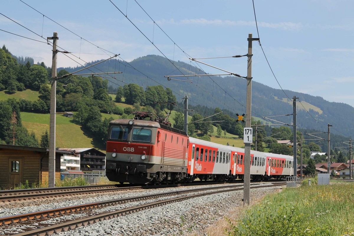 1144 026 mit S 5026 Schwarzach-St.Veit -Wrgl Hauptbahnhof bei Brixen im Thale am 26-7-2013.