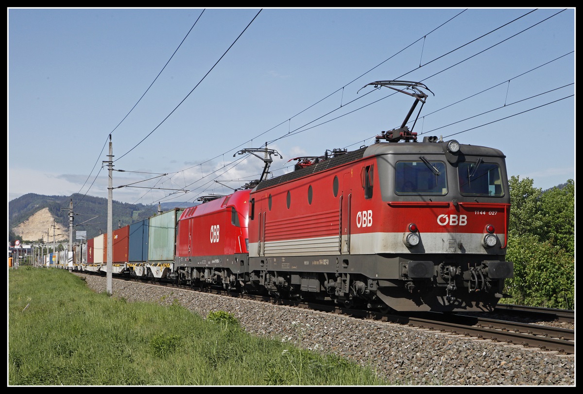 1144 027 + 1116 192 mit Güterzug bei Niklasdorf am 13.05.2020.
