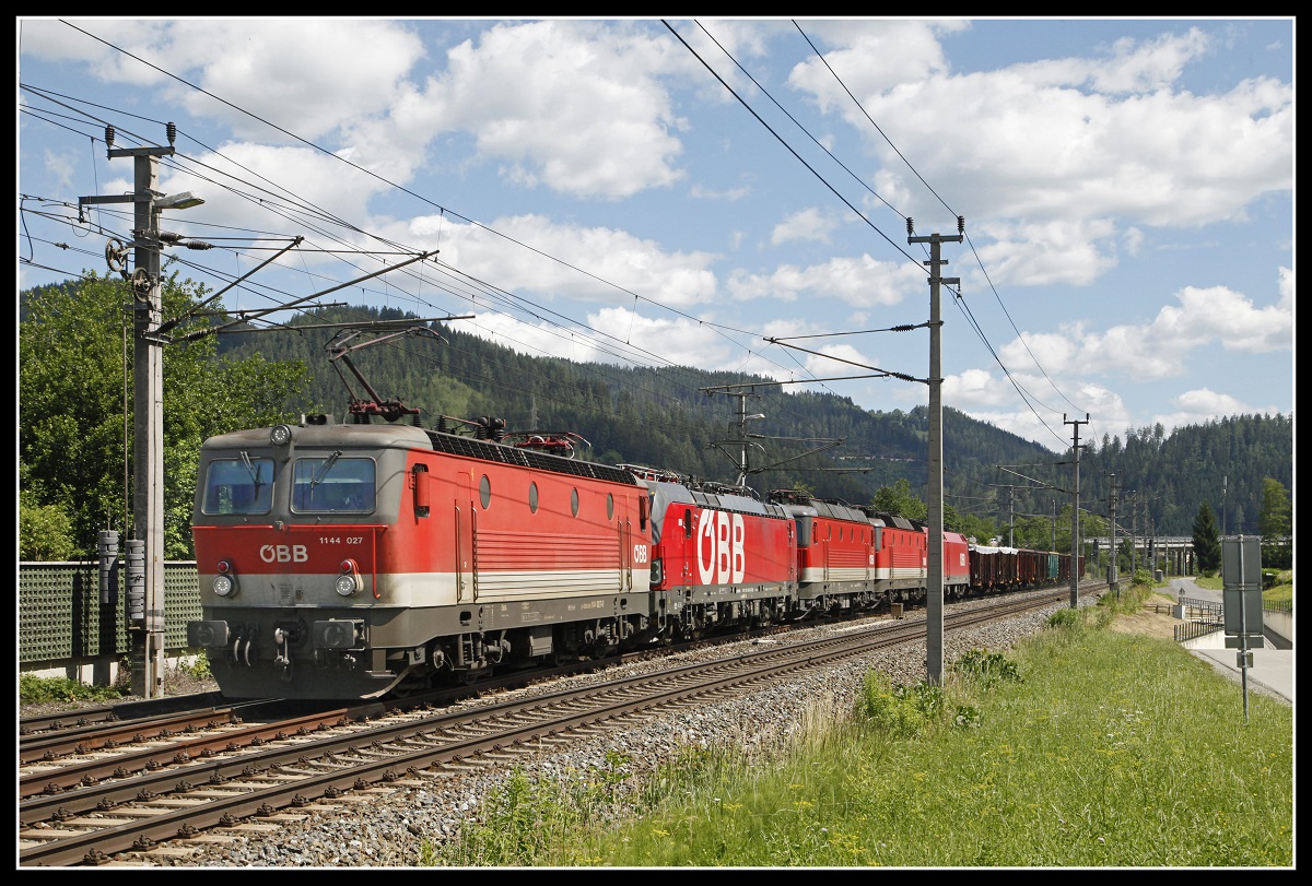 1144 027 + 1293 002 + ....... mit Güterzug bei Kindberg am 6.07.2020.