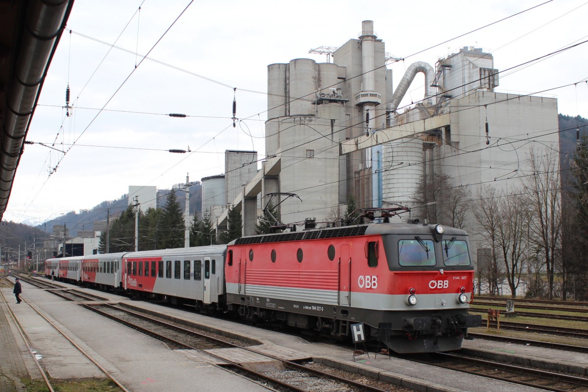 
1144 027 als R3413 von Obertraun-Dachsteinhöhlen (Oa) nach Attnang-Puchheim (At) hier zum sehen im Bahnhof Gmunden (Gz); am 19.02.2014