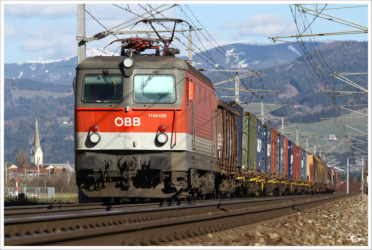 1144 028 braust mit einem Güterzug durch das Murtal. 
Zeltweg 20_3_2014