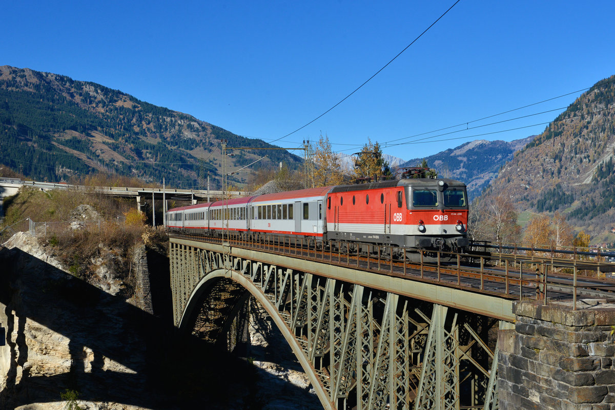 1144 029 mit IC 690 am 03.11.2015 bei Angertal. 