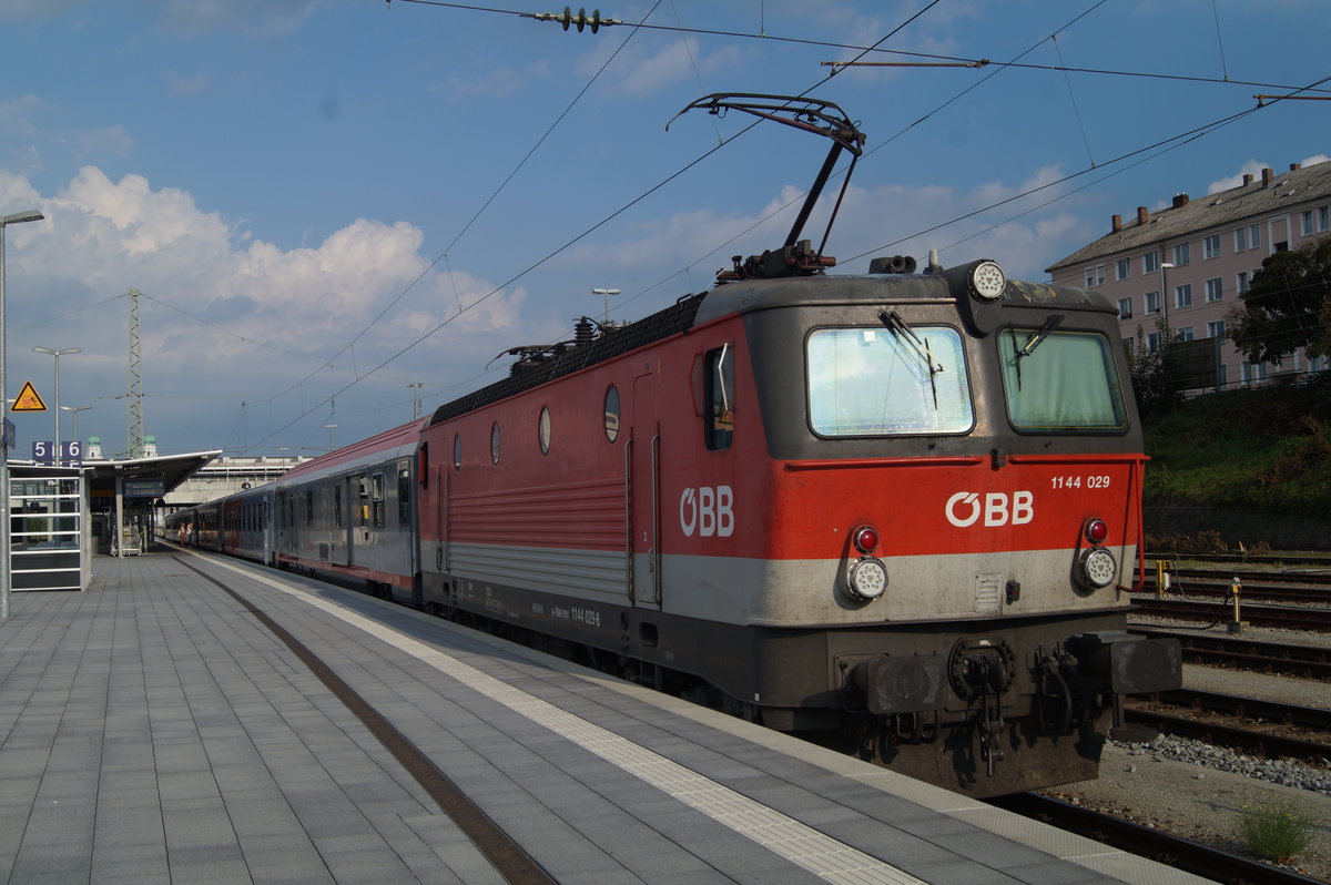1144 029 der ÖBB hat soeben REX 1784 aus Linz nach Passau gebracht.
Passau, 28.8.2017