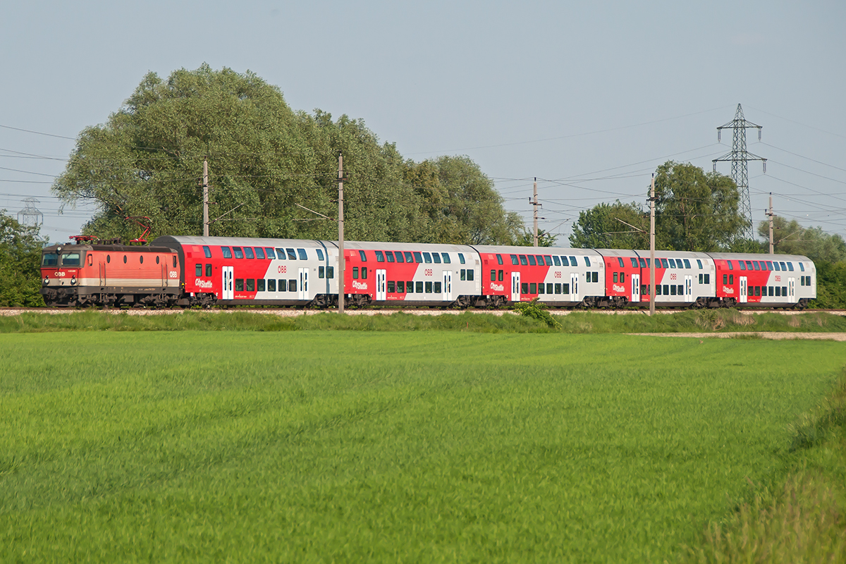 1144 030, unterwegs mit einem REX zwischen der Rosenstadt Tulln und Absdorf. Neueigen, am 17.05.2017.
