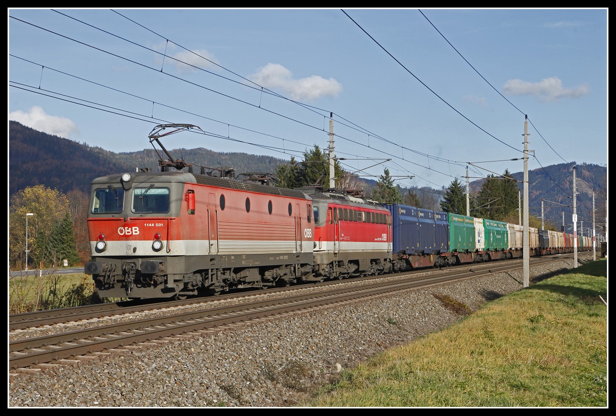1144 031 + 11142 601 mit Güterzug bei Niklasdorf am 22.11.2019.
