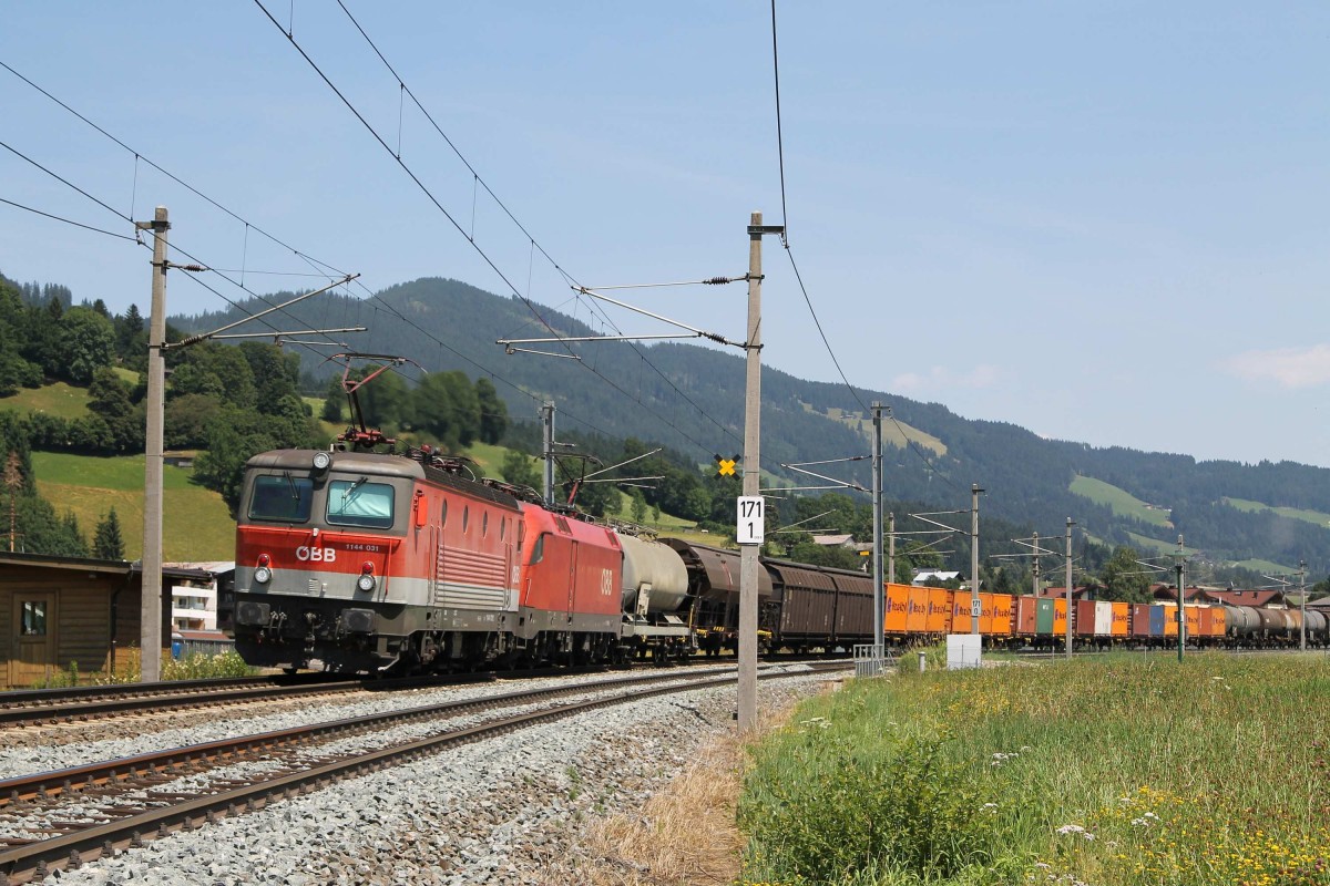 1144 031 und eine Taurus mit einem Gterzug in die Richtung Wrgl bei Brixen im Thale am 24-7-2013.