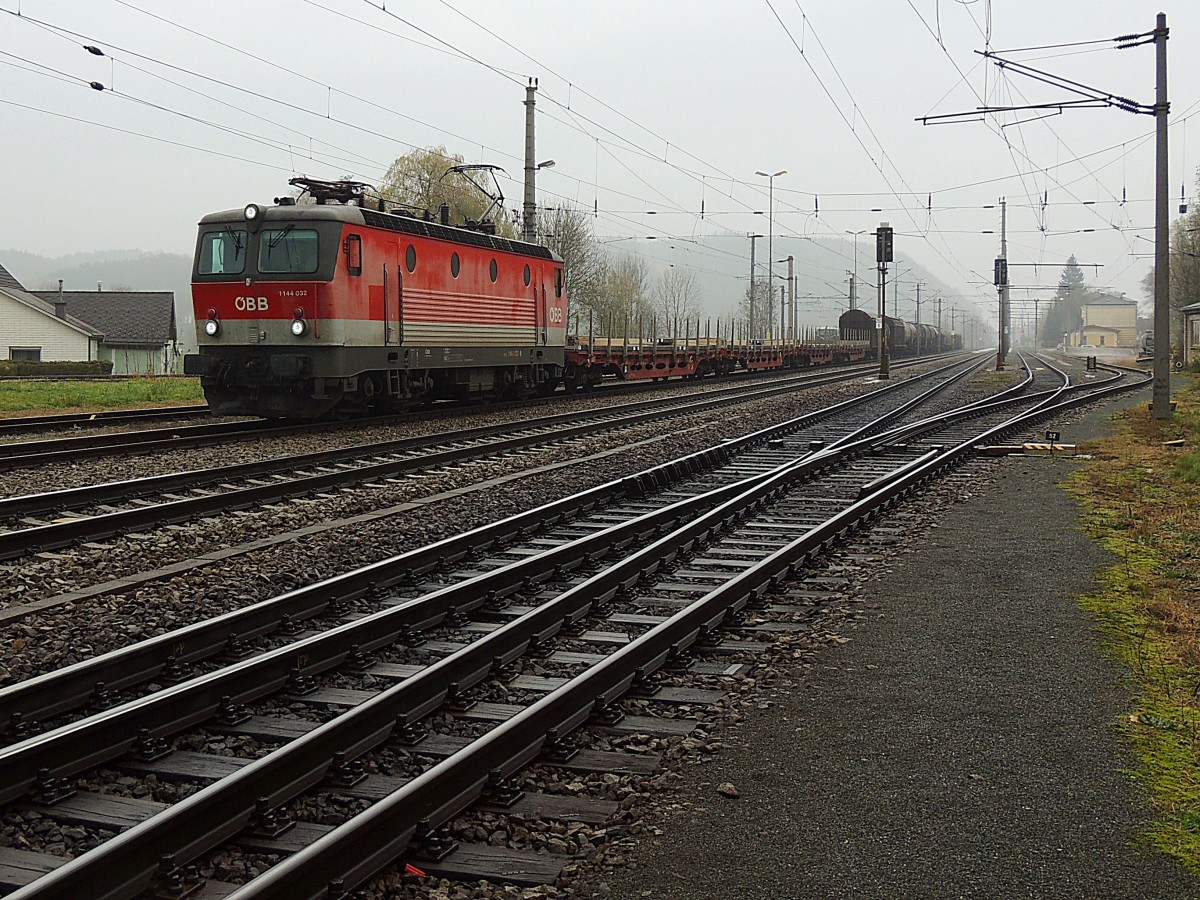 1144 032-0 mit einer Gterzugleistung, durch den Bahnhof Timelkam; 131116