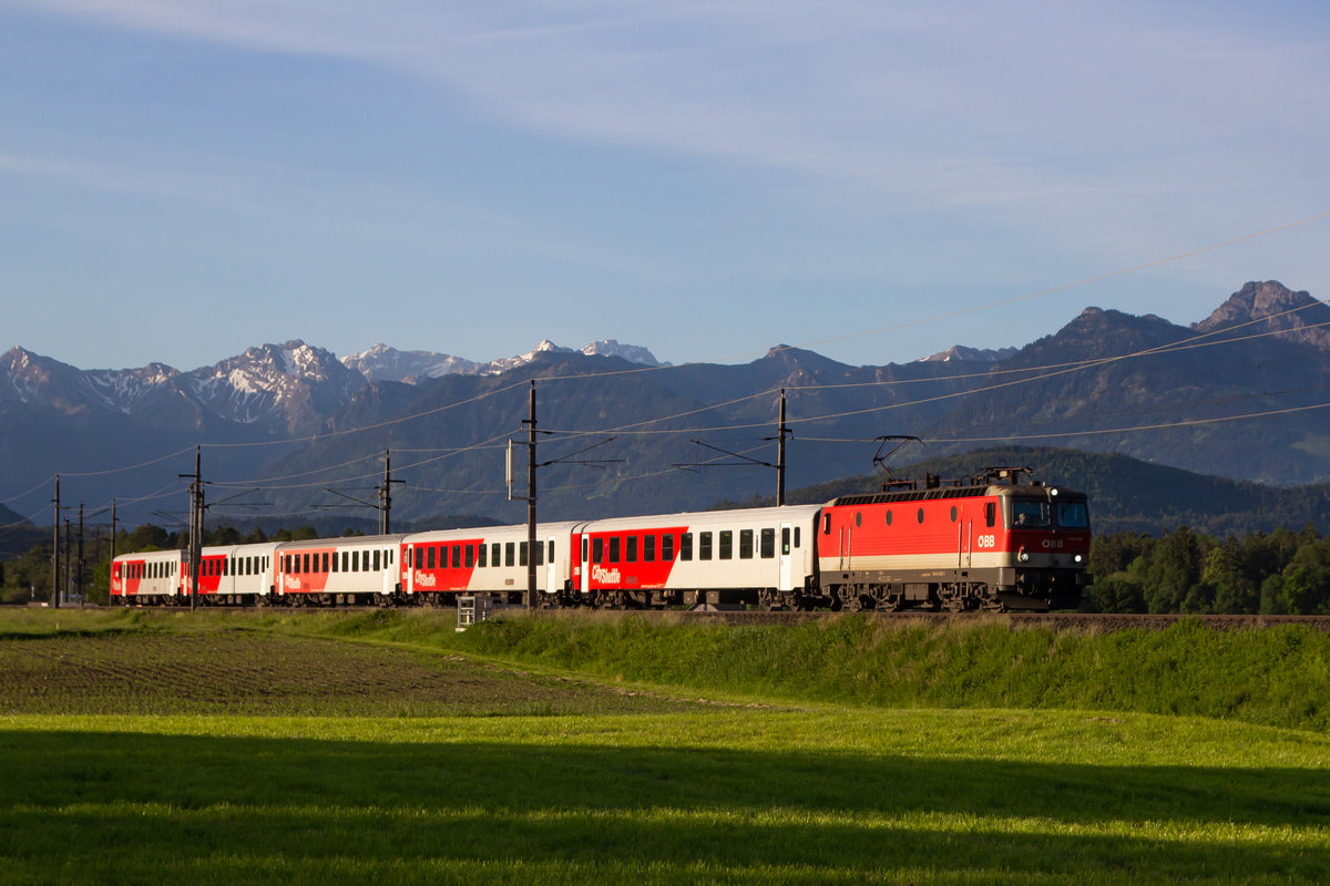 1144 036-1 ebenfalls mit der morgendlichen CityShuttle Garnitur, jedoch Lok voraus gen Lindau/Bregenz. Bei Sulz Röthis, 22.5.20