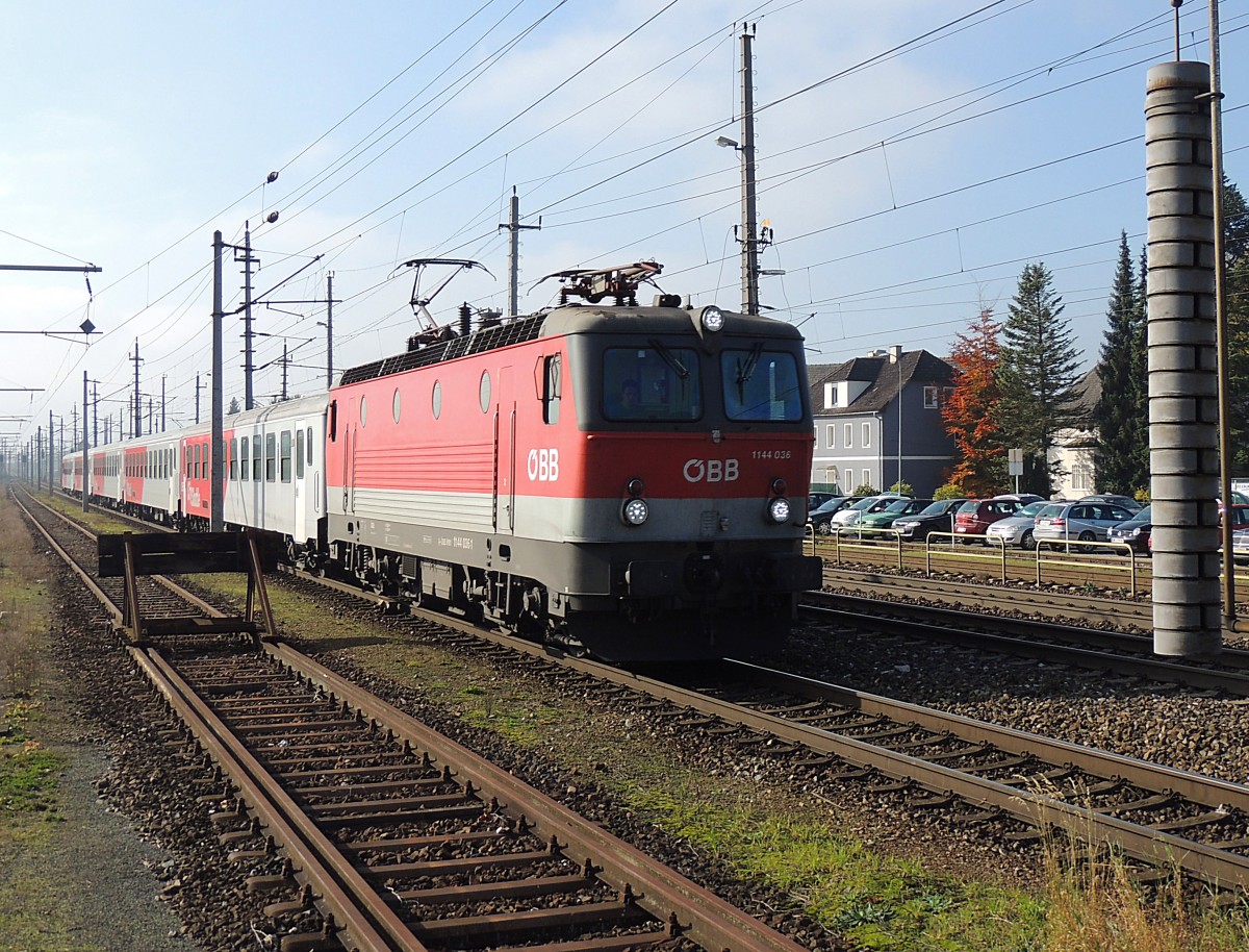 1144 036-1 erreicht mit REX1779 den Bahnhof Marchtrenk; 141104
