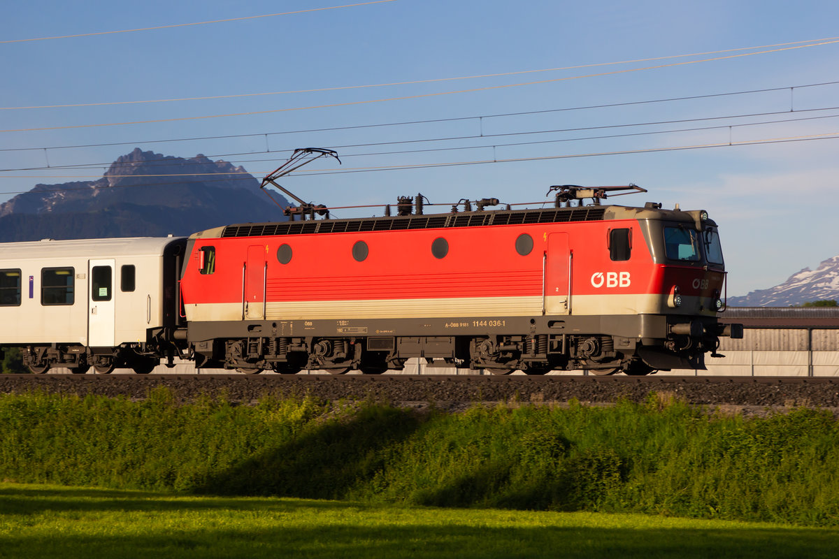 1144 036-1 mit der morgendlichen CityShuttle Garnitur bei Sulz Röthis. Bei Sulz Röthis, 22.5.20