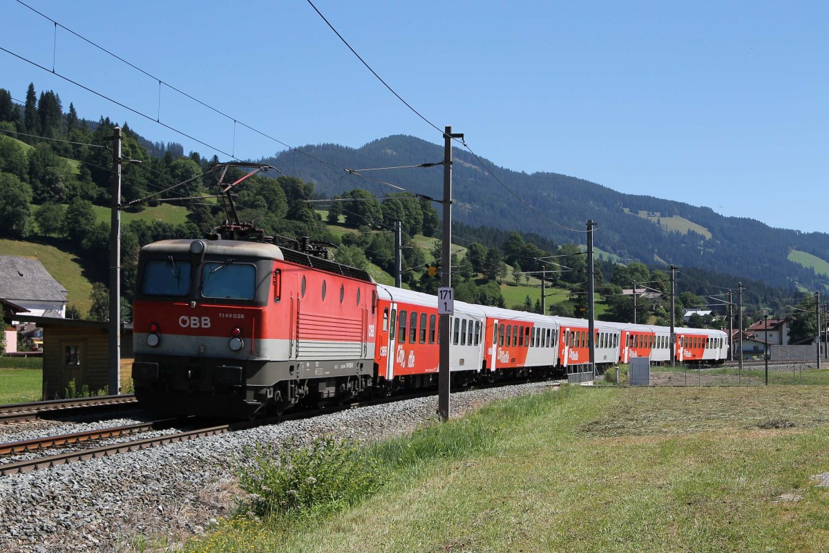 1144 036 mit S 1509 Wörgl Hauptbahnhof-Salzburg Hauptbahnhof bei Brixen im Thale am 1-8-2013.
