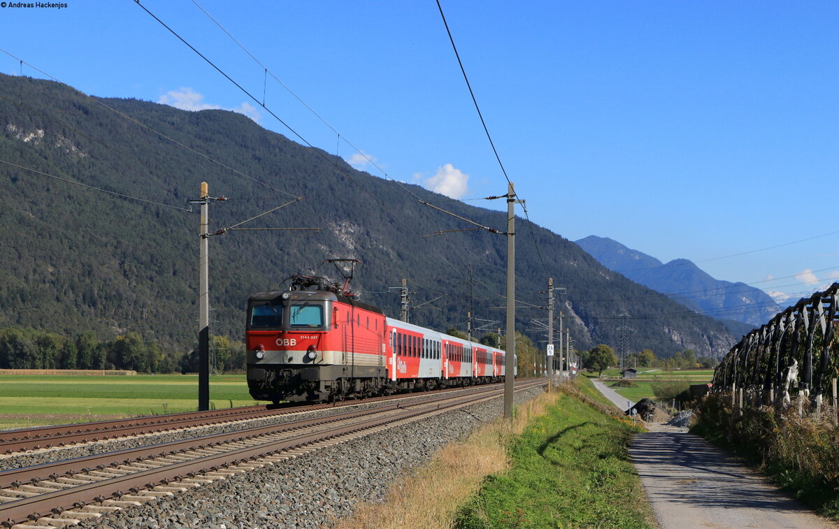 1144 037 mit dem REX 5390 (Innsbruck Hbf-Landeck Zams) bei Oberhofen 16.10.21