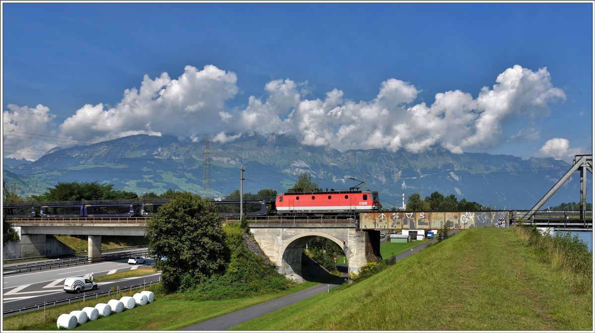 1144 039-5 zieht einen leeren Autotransportzug über die Rheinbrücke Richtung Österreich. (02.09.2016)
