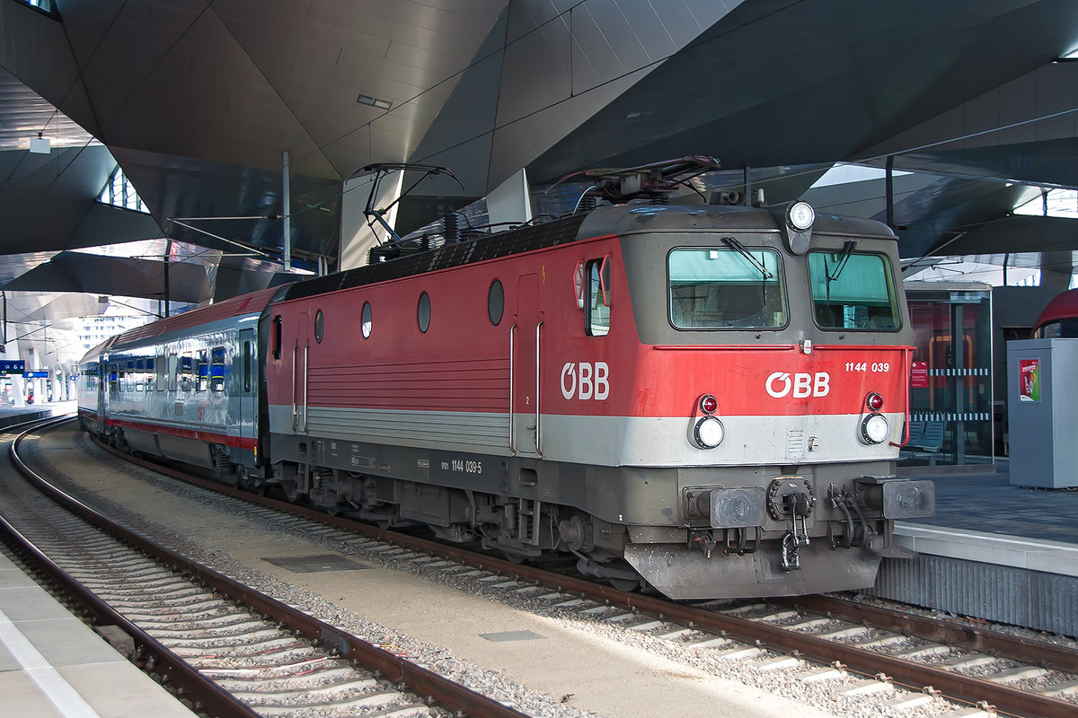 1144 039 kurz vor der Abfahrt mit dem Schnellzug 459 nach Mürzzuschlag, am 04.05.2017 in Wien Hbf.