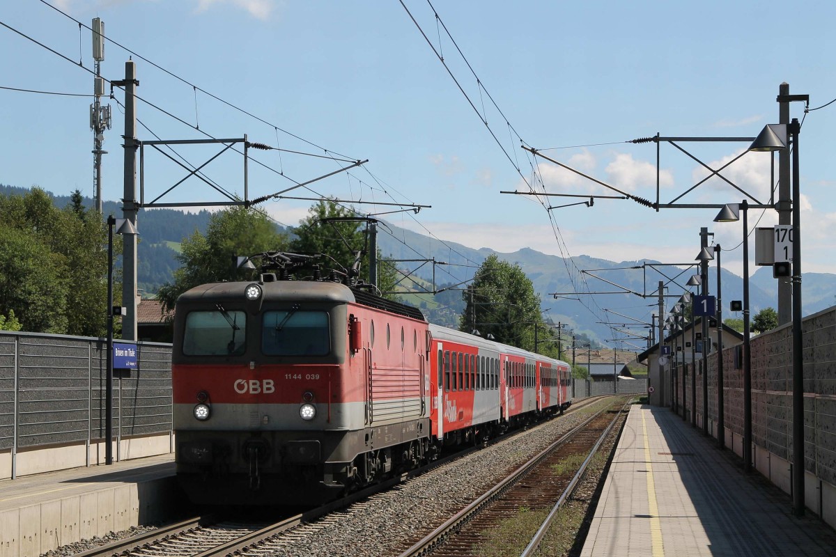 1144 039 mit REX 1504 Salzburg Hauptbahnhof-Wörgl Hauptbahnhof auf Bahnhof Brixen im Thale am 31-7-2013.