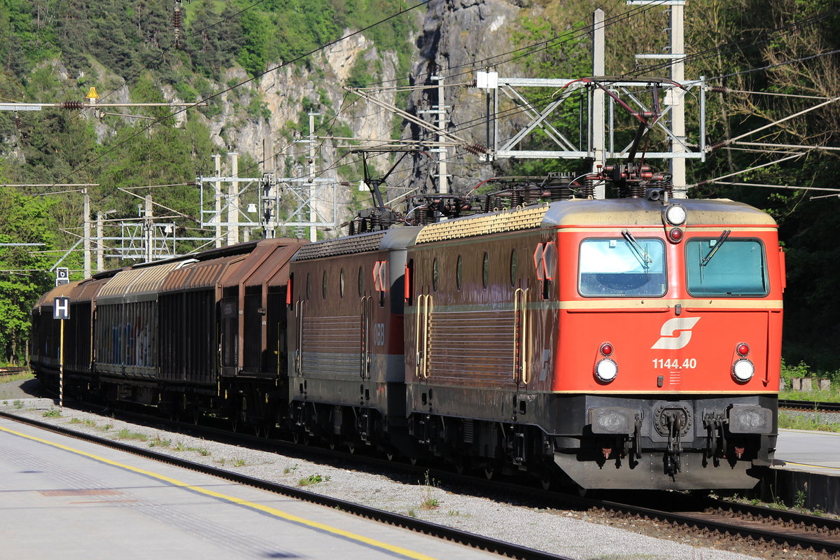 1144 040 & 1144 042 ziehen zusammen den  45706  von Hall in Tirol bis Buchs SG. Hier aufgenommen bei der Durchfahrt durch den Bahnhof Imst-Pitztal am 23.05.2019.