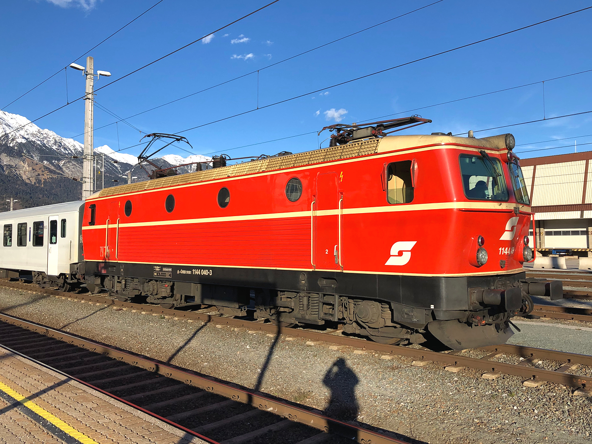 1144 040-3 mit einer CityShuttle Garnitur vor dem nächsten Einsatz am Abend nach Landeck-Zams. Innsbruck Hbf am 21.02.2020
