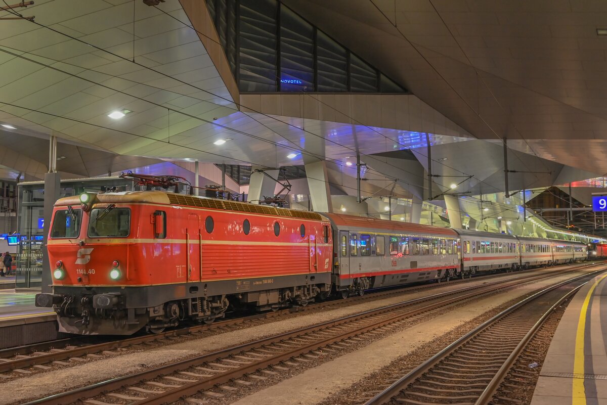 1144 040 mit Schnellzug 855 nach Graz am Wiener Hauptbahnhof am 28.12.2024