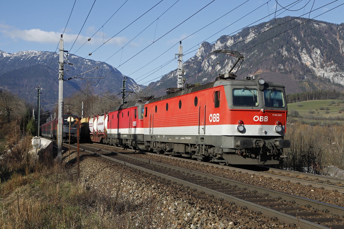 1144 041 + 1144 245 mit Güterzug bei Payerbach am 24.11.2015.