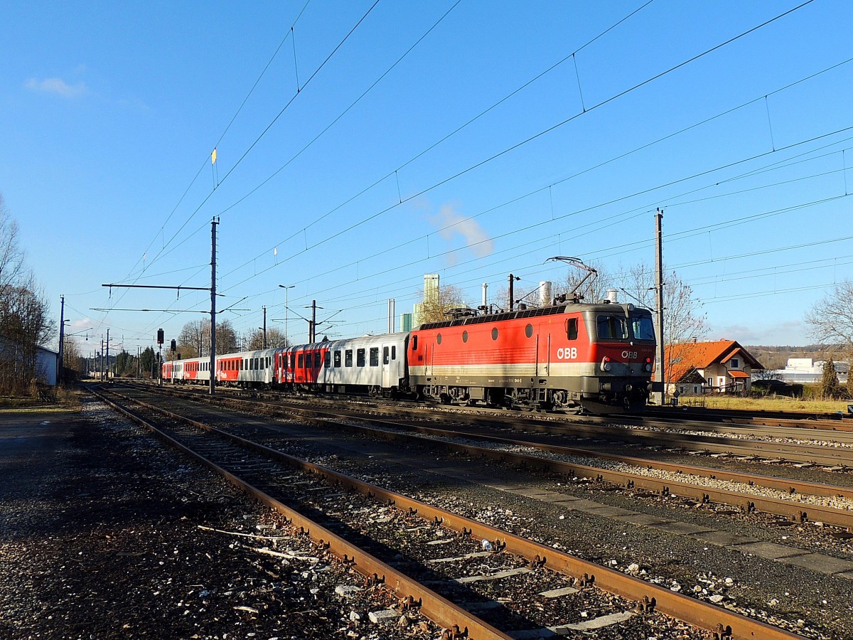 1144 044-5 schiebt REX3096 aus dem Bhf. Timelkam in Richtung Salzburg; 131230