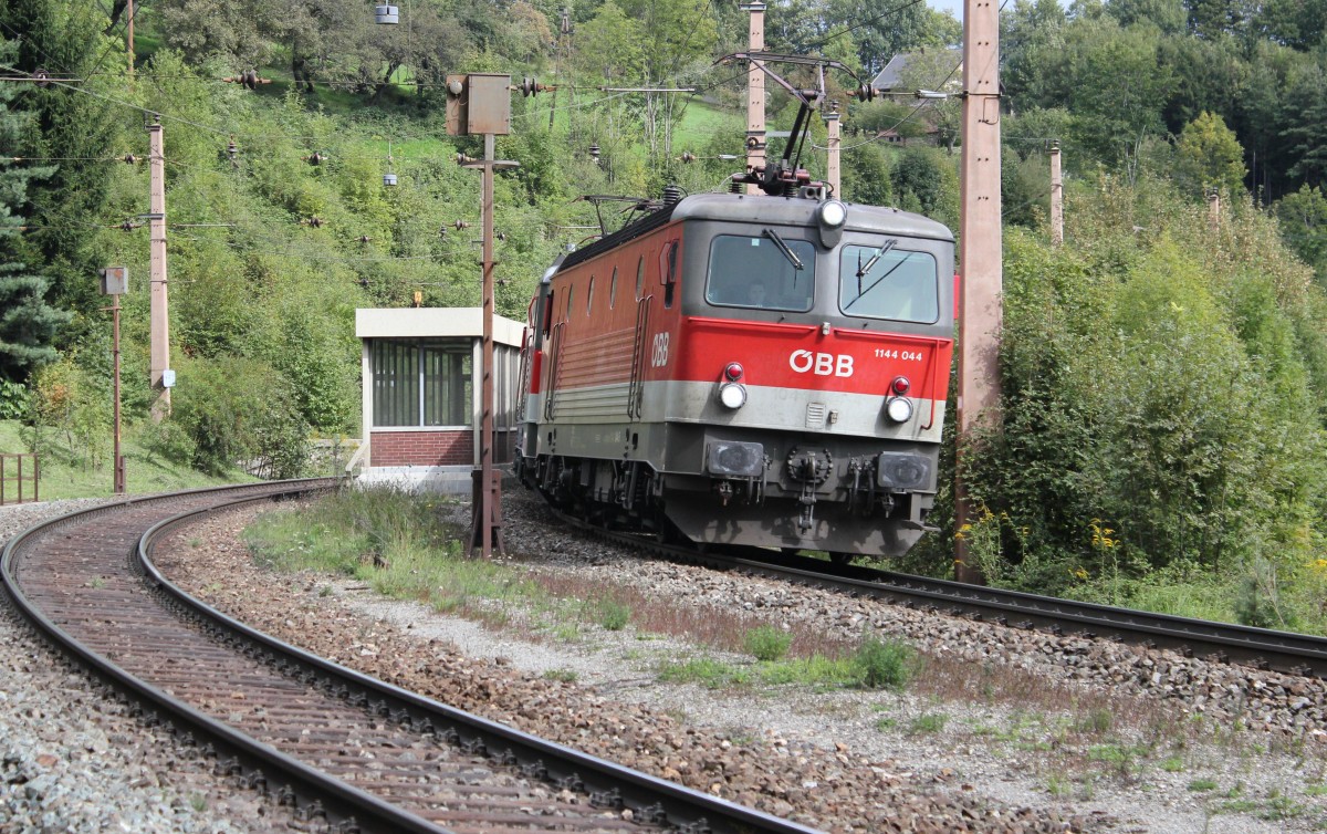 1144 044 als Zuglok vor einem Gterzug passiert gerade den Bahnhof Klamm Schottwien auf dem Weg zum Semmering, September 2013