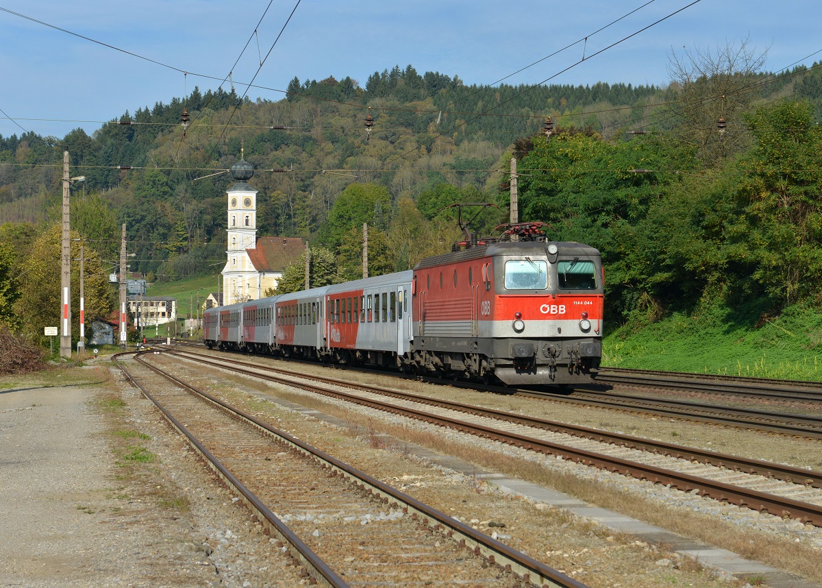 1144 044 mit einem REX nach Linz am 10.10.2014 bei Wernstein am Inn.