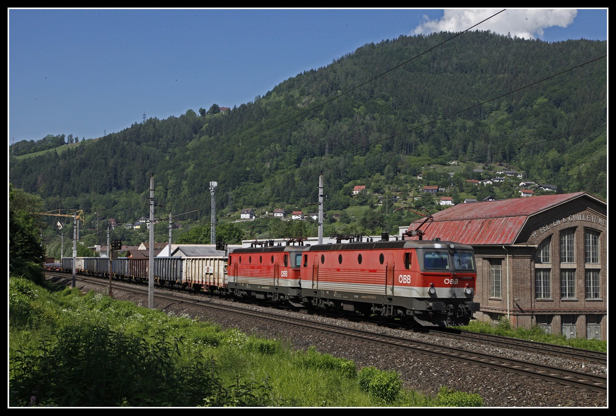 1144 045 + 1144 003 mit Güterzug bei Kapfenberg am 3.06.2019.
