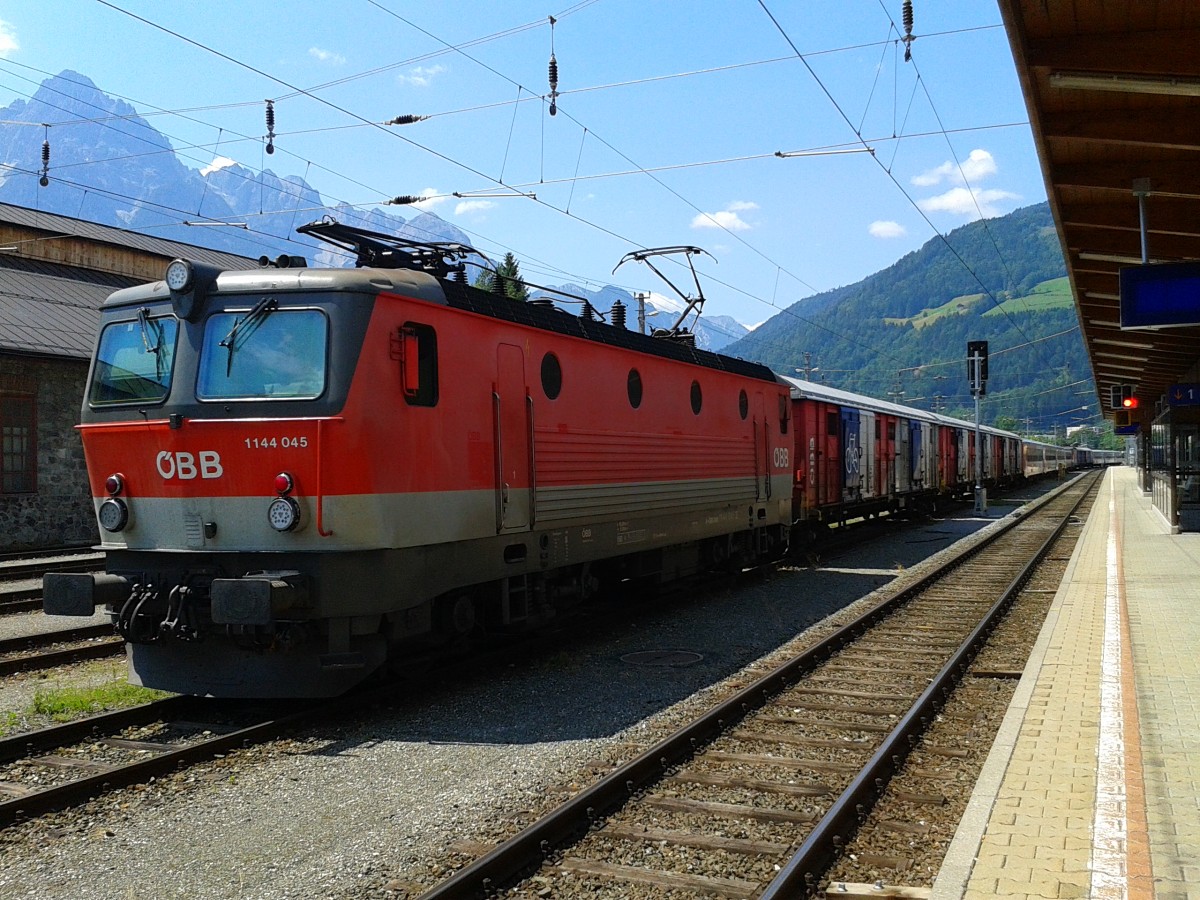 1144 045-2 mit einer 4-teiligen CittyShuttle-Garnitur und drei Fahrradtransportwagen am 3.7.2015 in Lienz.