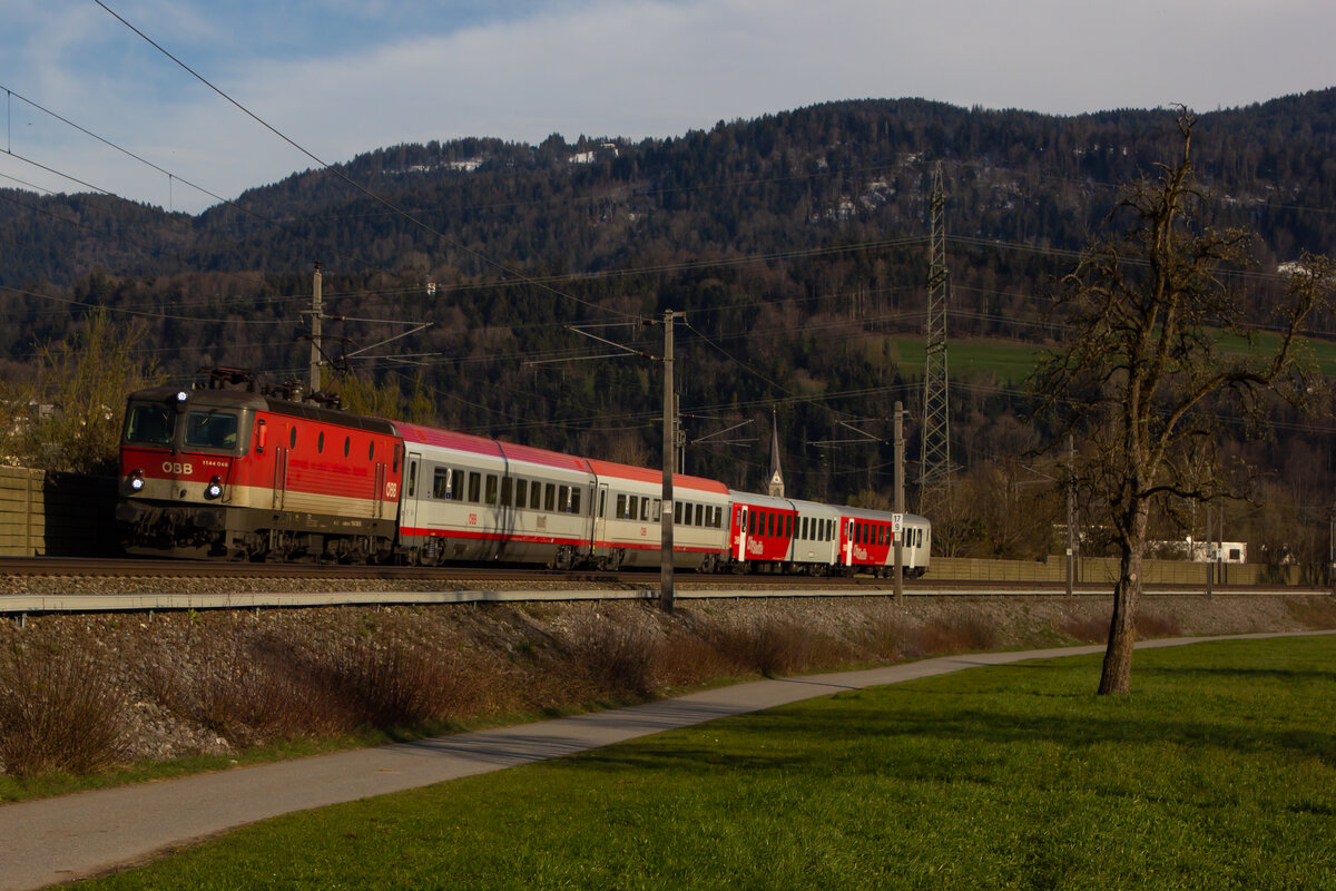 1144 046-0 am Spezial Regionalzug bei Schwarzach. 21.4.21