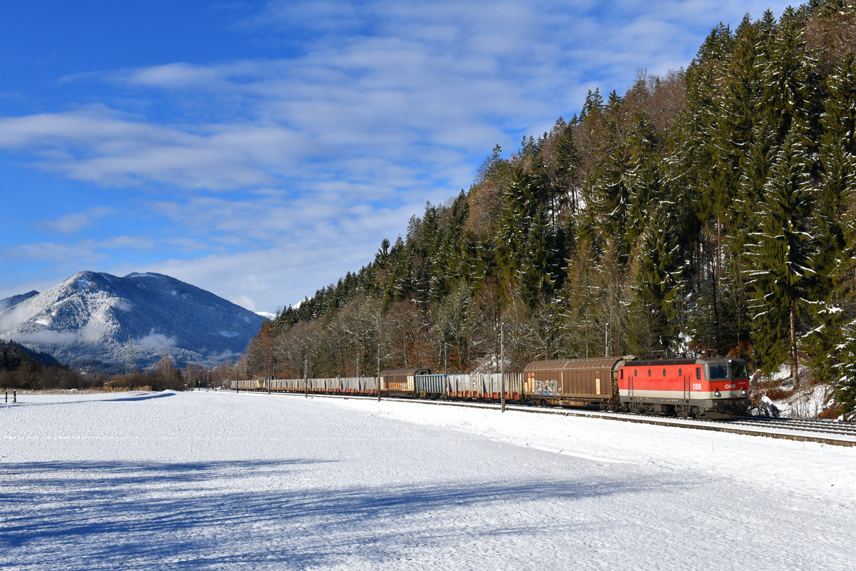 1144 046 mit einem Güterzug am 29.12.2017 bei Pöckau. 